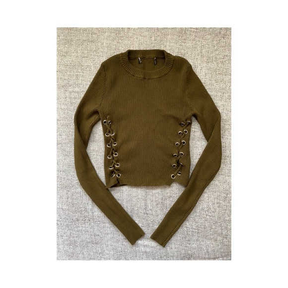 Long sleeves top with design at waist - Picture 1 of 2